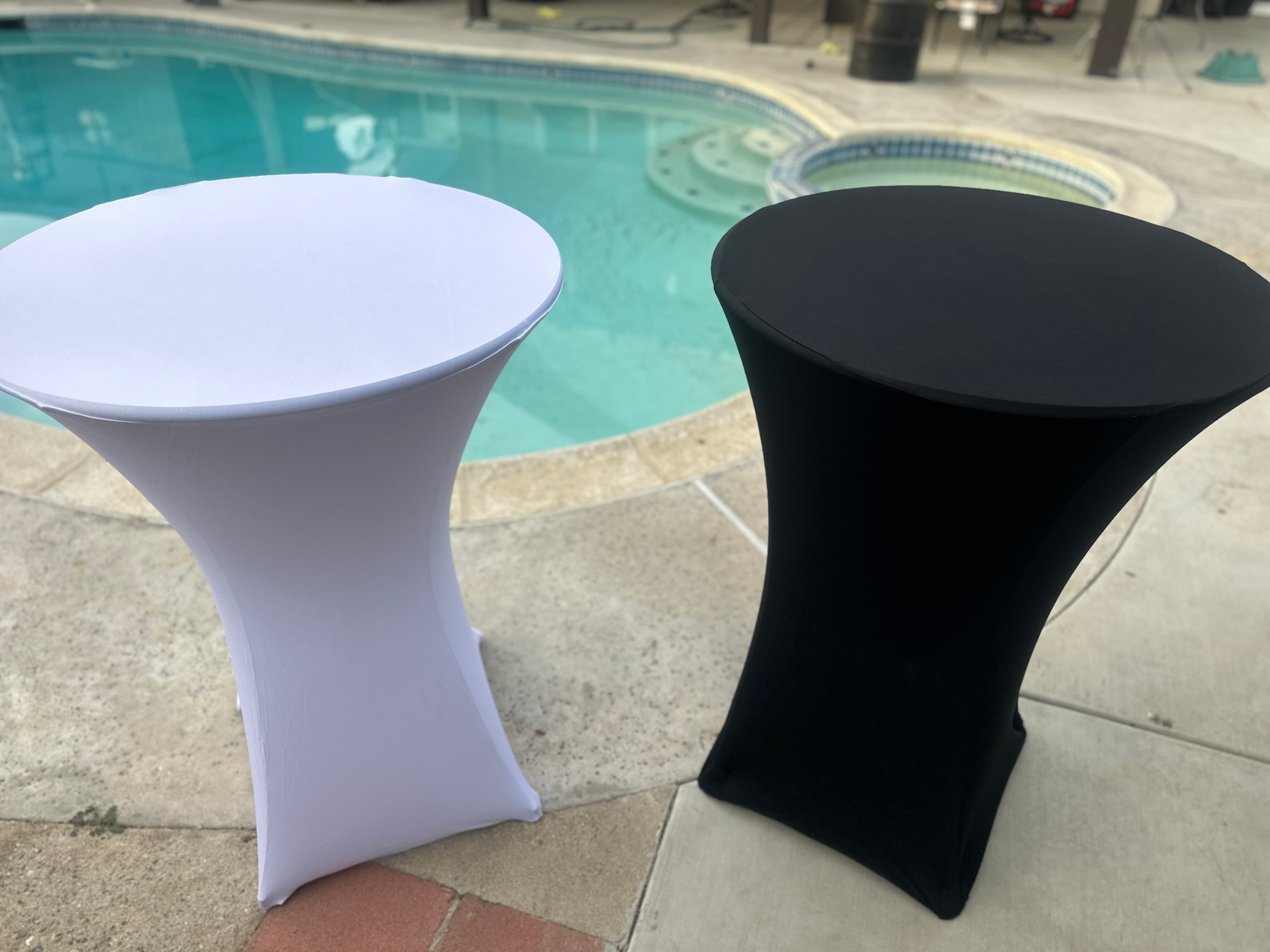COCKTAIL TABLE WITH COVER